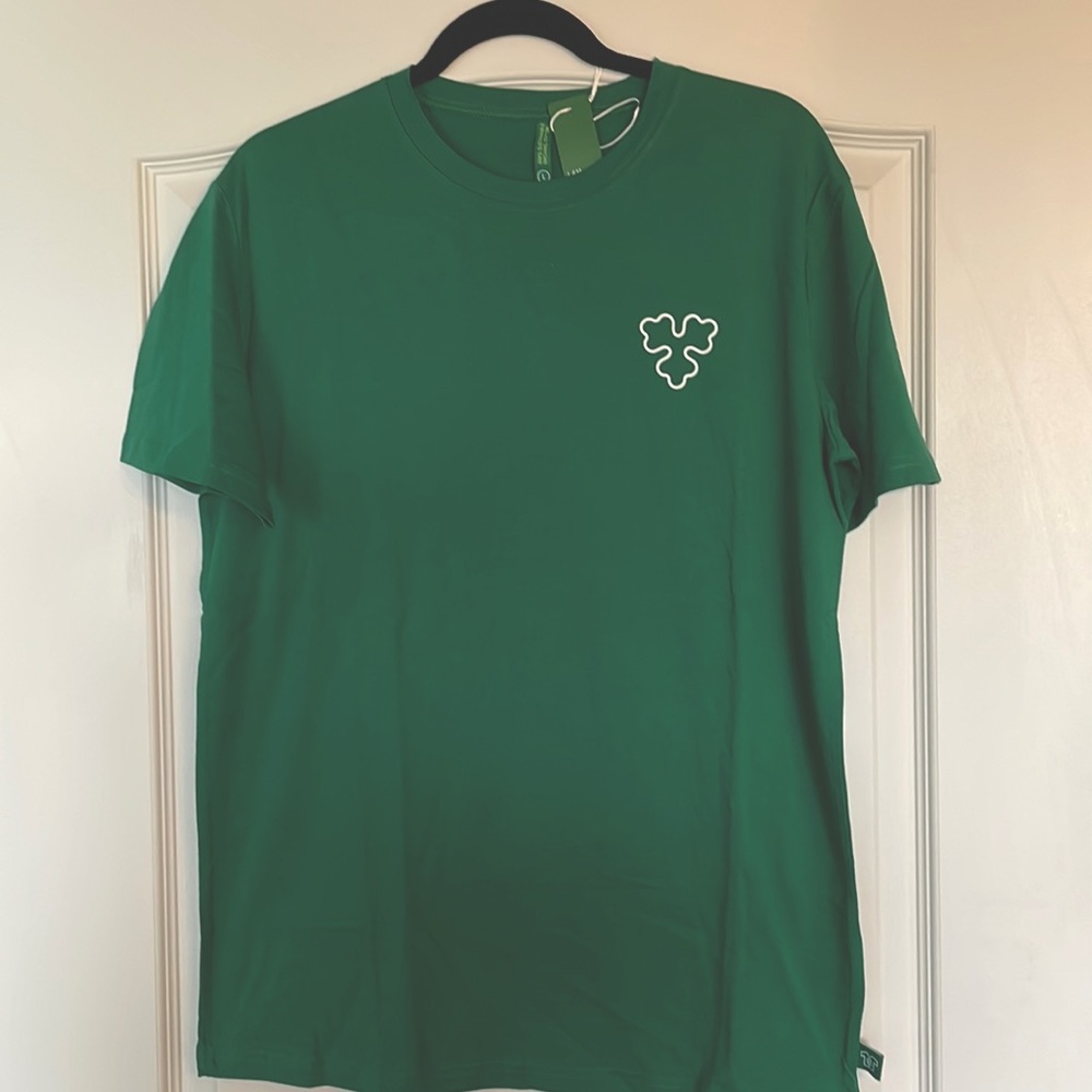 ☘️2/15☘️Brand New men’s tee shirt Large